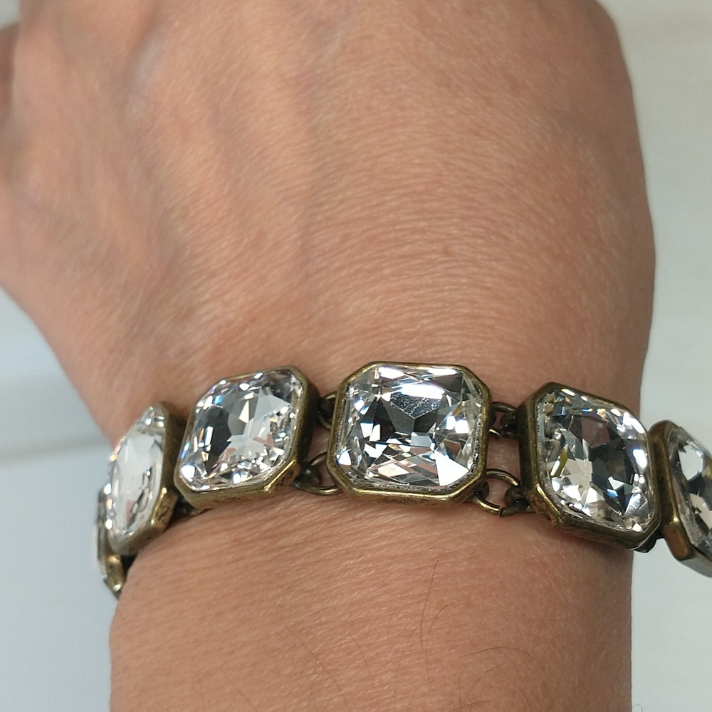 Beautiful Chloe & isabel bracelet. EUC see pics for measurements gift box incl.